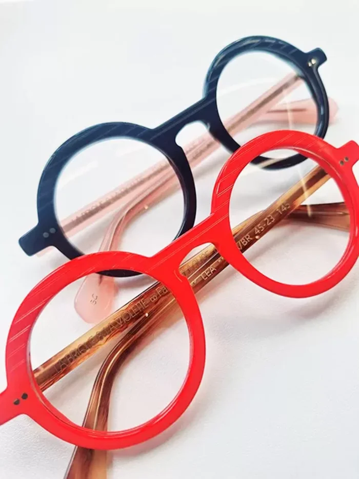Sélection de montures colorées présentées en magasin ED Optique