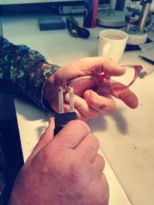 Eric Duysens façonnant une monture iode à la main dans son atelier